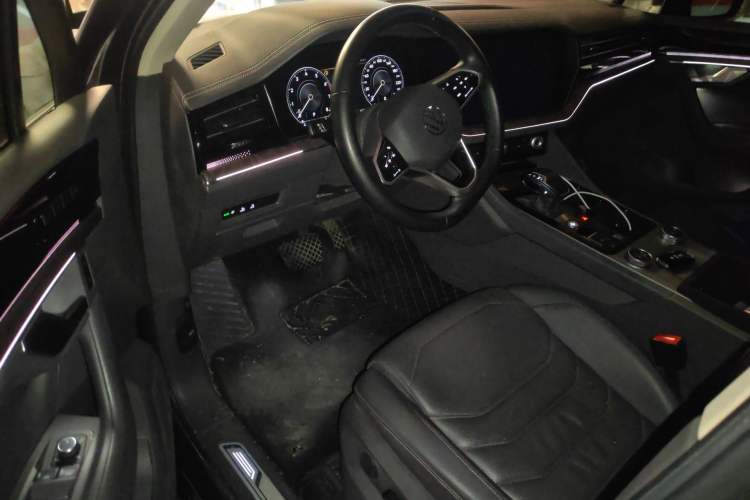 Used Volkswagen Touareg 2021 3.0 TSI Luxury Edition Black Diamond Sport Package Left Front Seat