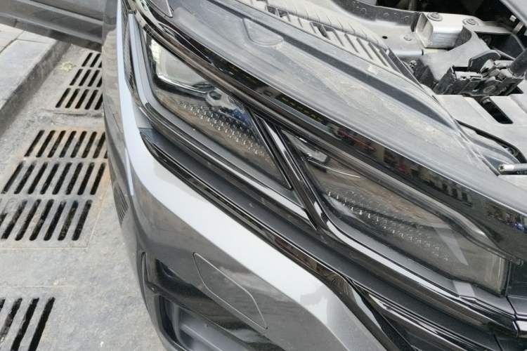 Used Volkswagen Touareg 2021 3.0 TSI Luxury Edition Black Diamond Sport Package Right Front Headlight