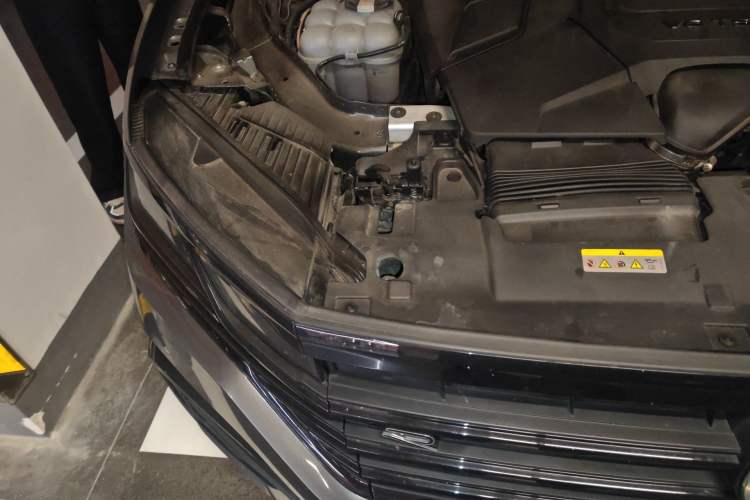 Used Volkswagen Touareg 2021 3.0 TSI Luxury Edition Black Diamond Sport Package Right Front Headlight
