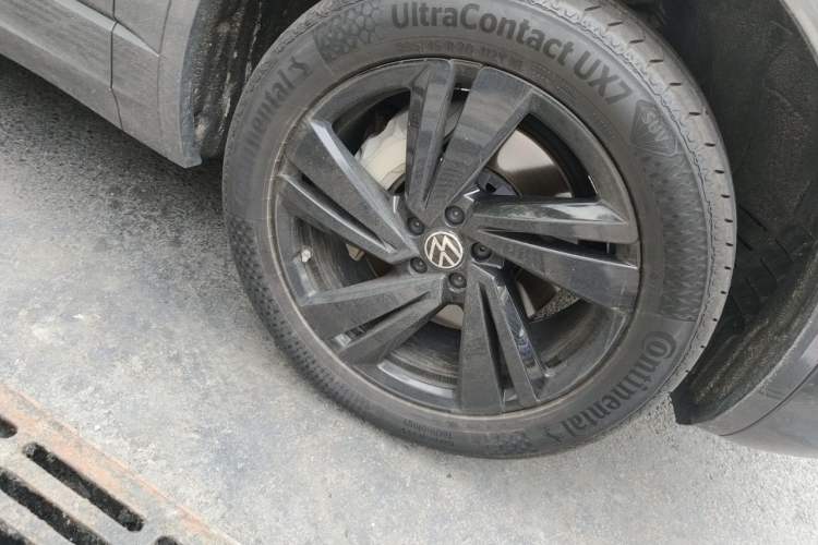 Used Volkswagen Touareg 2021 3.0 TSI Luxury Edition Black Diamond Sport Package Right Front Wheel Hub