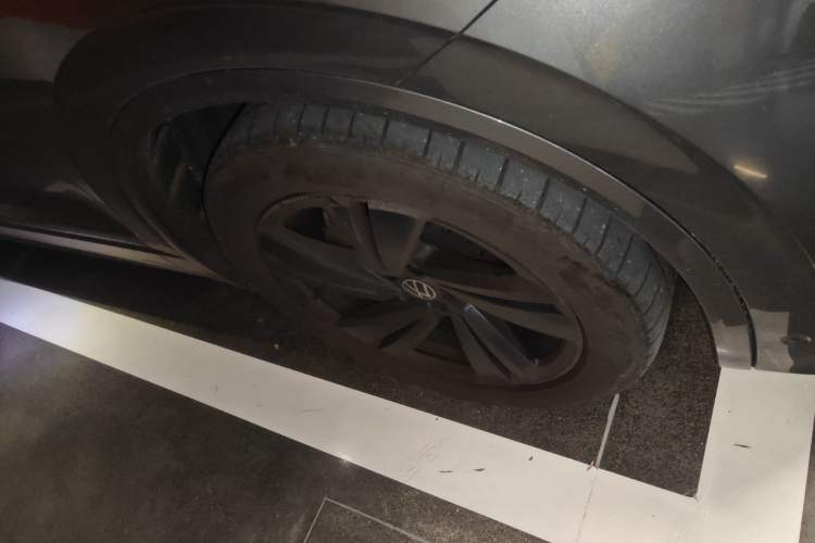 Used Volkswagen Touareg 2021 3.0 TSI Luxury Edition Black Diamond Sport Package Right Front Wheel Hub