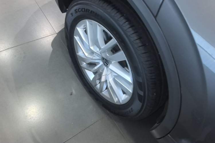 Used Volkswagen Touareg 2021 2.0 TSI Flagship Special Edition Right Rear Wheel Hub