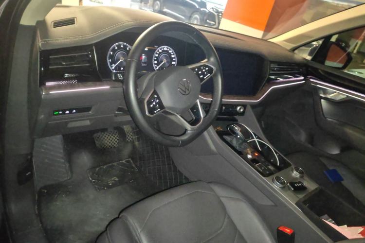 Used Volkswagen Touareg 2021 3.0 TSI Luxury Edition Black Diamond Sport Package Steering Wheel