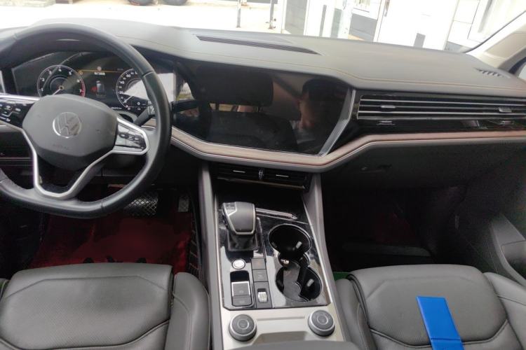 Used Volkswagen Touareg 2021 3.0 TSI Luxury Edition Black Diamond Sport Package Center Console