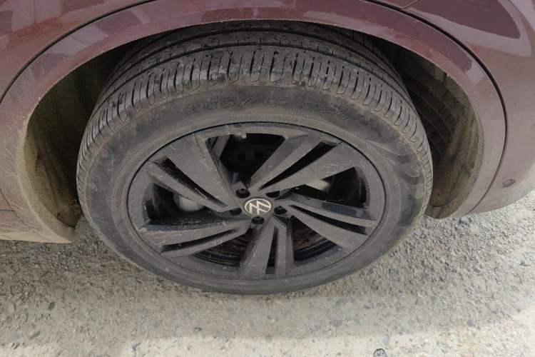 Used Volkswagen Touareg 2021 3.0 TSI Luxury Edition Black Diamond Sport Package Right Front Wheel Hub