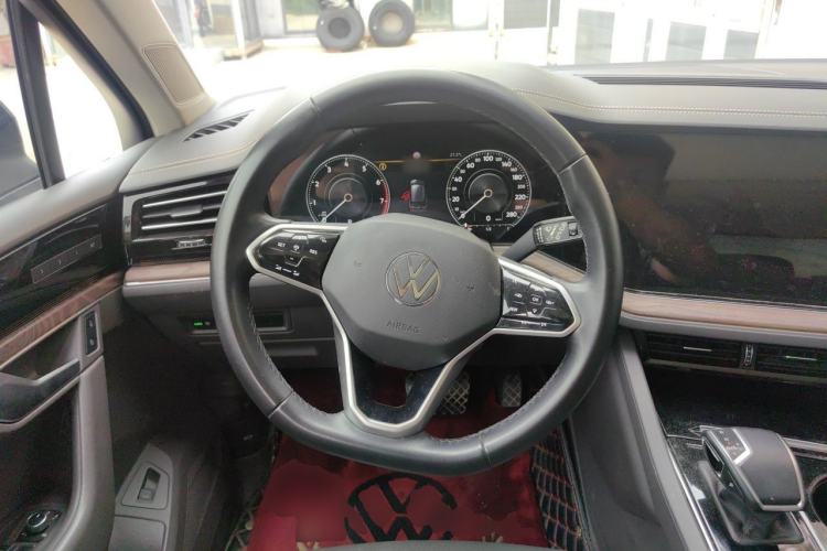 Used Volkswagen Touareg 2021 3.0 TSI Luxury Edition Black Diamond Sport Package Steering Wheel