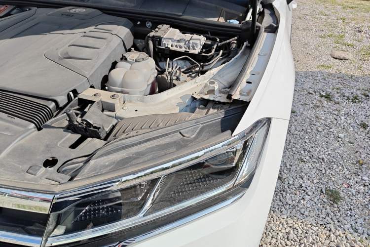 Used Volkswagen Touareg 2021 2.0 TSI RuiShang Edition Engine Bay Left
