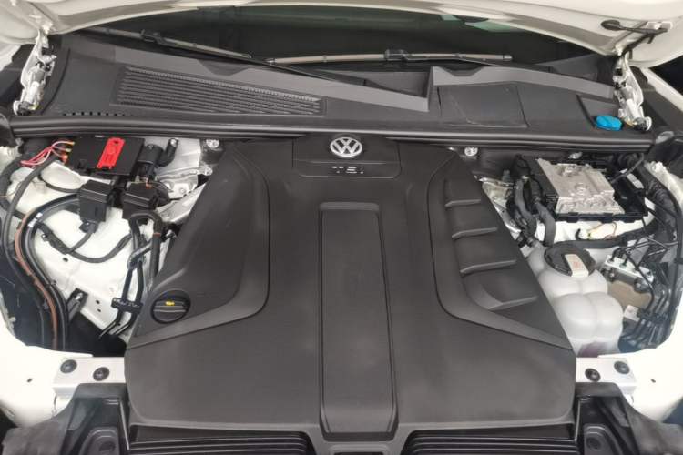 Used Volkswagen Touareg 2021 2.0 TSI RuiShang Edition Engine Bay