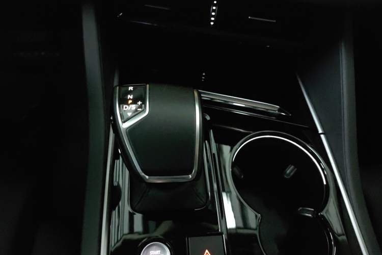 Used Volkswagen Touareg 2021 3.0 TSI Luxury Edition Black Diamond Sport Package Gear Lever