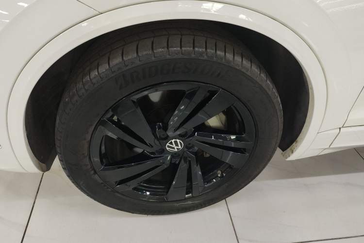 Used Volkswagen Touareg 2021 3.0 TSI Luxury Edition Black Diamond Sport Package Left Front Wheel Hub