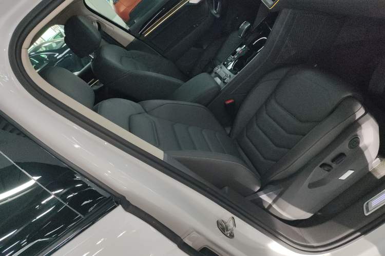Used Volkswagen Touareg 2021 3.0 TSI Luxury Edition Black Diamond Sport Package Right Front Seat