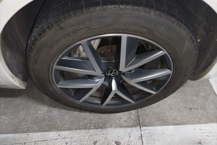 Used Volkswagen Touareg 2021 3.0 TSI Prestige Edition Classic Sport Package Right Front Wheel Hub