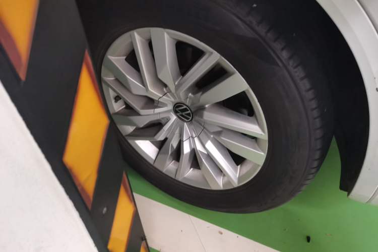 Used Volkswagen Touareg 2021 2.0 TSI RuiShang Edition Right Front Wheel Hub