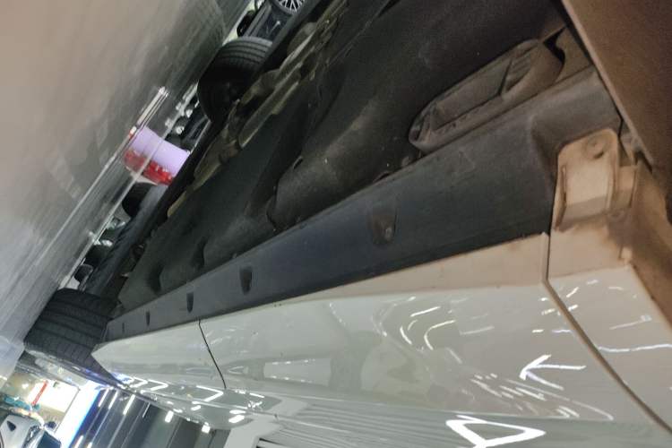 Used Volkswagen Touareg 2021 3.0 TSI Luxury Edition Black Diamond Sport Package Right Side Sill