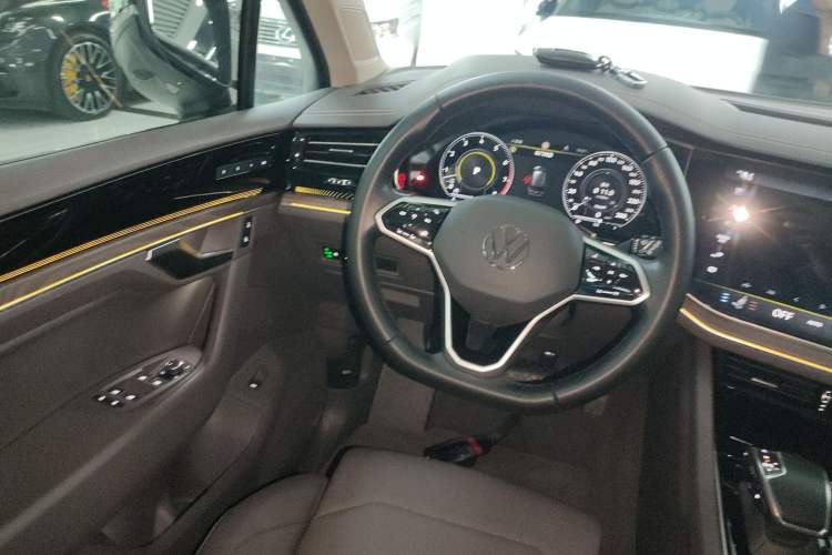 Used Volkswagen Touareg 2021 3.0 TSI Luxury Edition Black Diamond Sport Package Steering Wheel