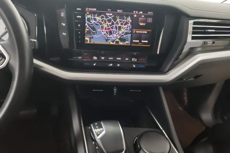 Used Volkswagen Touareg 2022 2.0 TSI Flagship Special Edition Audio And AC Panel