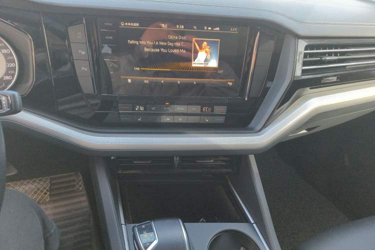 Used Volkswagen Touareg 2022 2.0 TSI Flagship Special Edition Audio And AC Panel