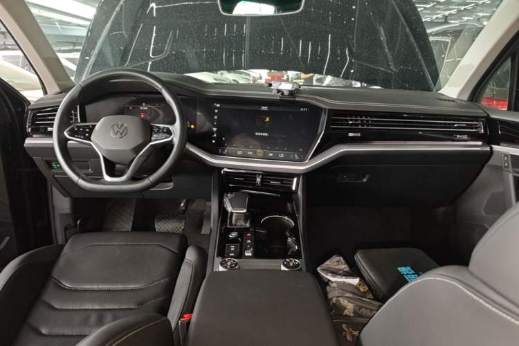 Used Volkswagen Touareg 2022 3.0 TSI Luxury Edition Black Diamond Sport Package Center Console
