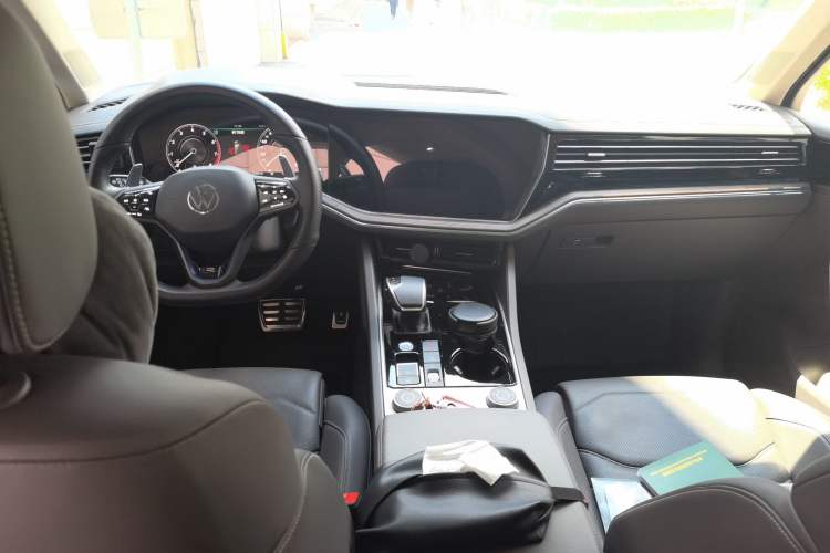Used Volkswagen Touareg 2022 3.0 TSI Luxury Edition Black Diamond Sport Package Center Console