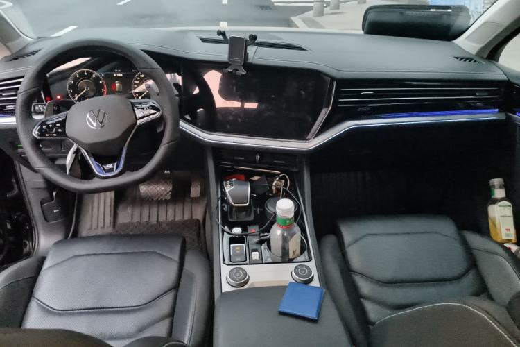 Used Volkswagen Touareg 2022 3.0 TSI Luxury Edition Black Diamond Sport Package Center Console