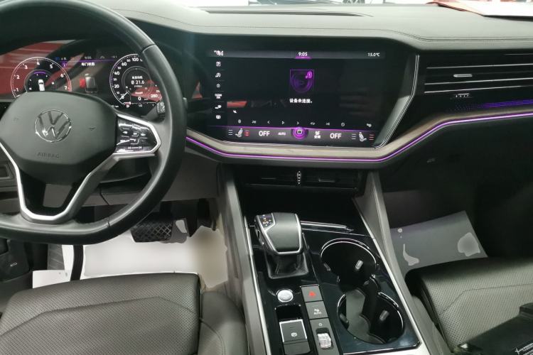 Used Volkswagen Touareg 2022 3.0 TSI Luxury Edition Black Diamond Sport Package Center Console
