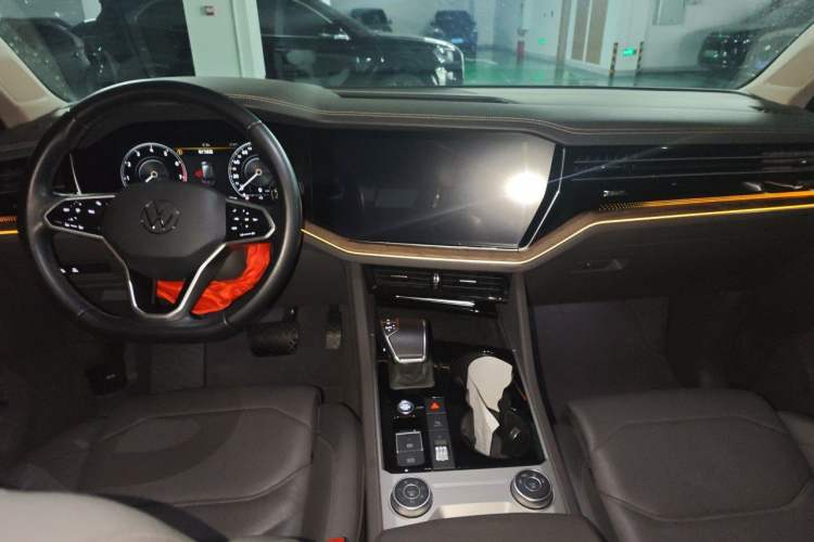 Used Volkswagen Touareg 2022 3.0 TSI Luxury Edition Black Diamond Sport Package Center Console