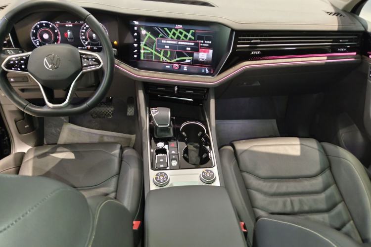 Used Volkswagen Touareg 2022 3.0 TSI Luxury Edition Black Diamond Sport Package Center Console