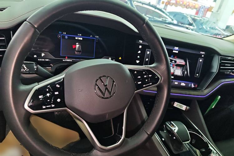 Used Volkswagen Touareg 2022 3.0 TSI Luxury Edition Black Diamond Sport Package Center Console