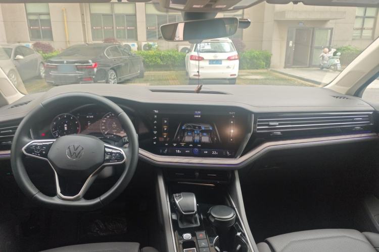 Used Volkswagen Touareg 2022 3.0 TSI Luxury Edition Black Diamond Sport Package Center Console