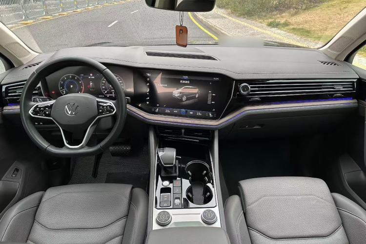 Used Volkswagen Touareg 2022 3.0 TSI Luxury Edition Black Diamond Sport Package Center Console