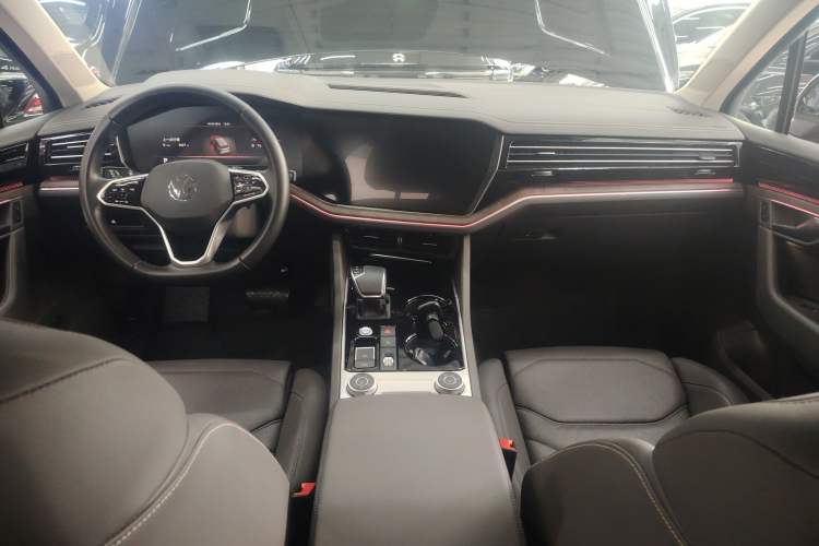 Used Volkswagen Touareg 2022 3.0 TSI Luxury Edition Black Diamond Sport Package Center Console