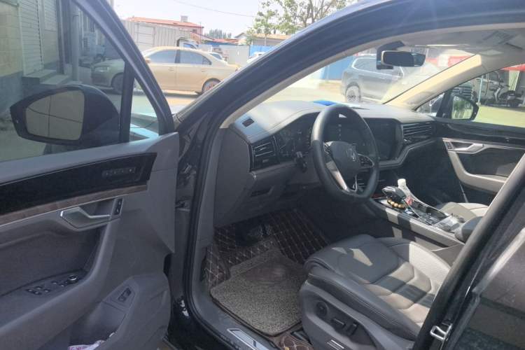 Used Volkswagen Touareg 2022 3.0 TSI Luxury Edition Black Diamond Sport Package Driver Seat