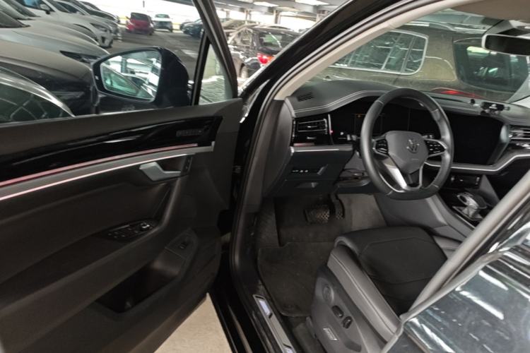 Used Volkswagen Touareg 2022 3.0 TSI Luxury Edition Black Diamond Sport Package Driver Seat