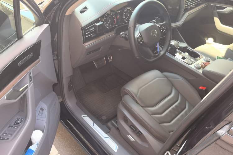 Used Volkswagen Touareg 2022 3.0 TSI Luxury Edition Black Diamond Sport Package Driver Seat
