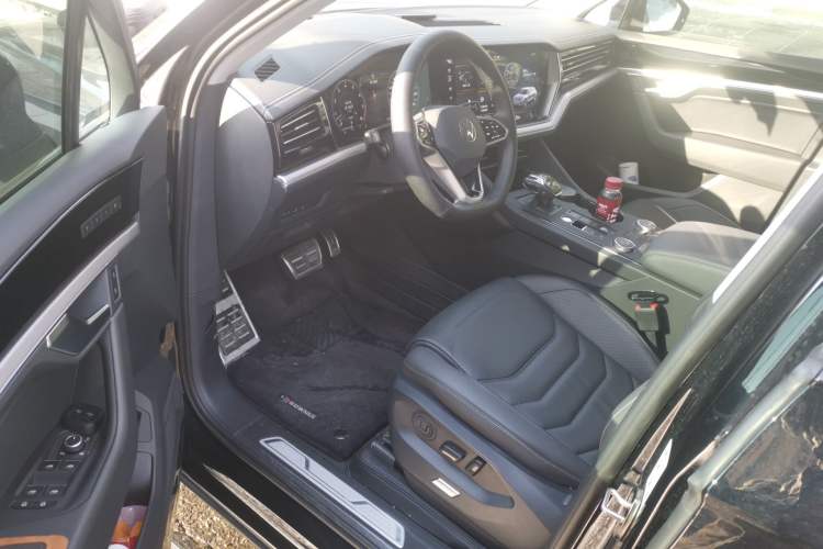 Used Volkswagen Touareg 2022 3.0 TSI Luxury Edition Black Diamond Sport Package Driver Seat