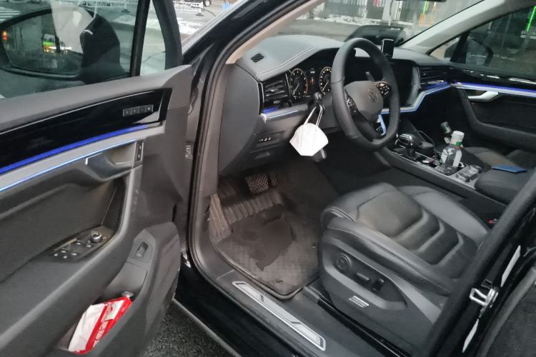 Used Volkswagen Touareg 2022 3.0 TSI Luxury Edition Black Diamond Sport Package Driver Seat