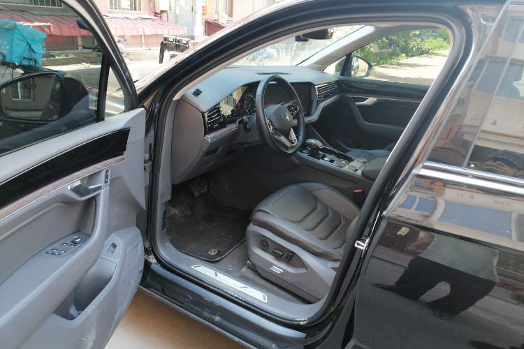 Used Volkswagen Touareg 2022 2.0 TSI Flagship Special Edition Driver Seat