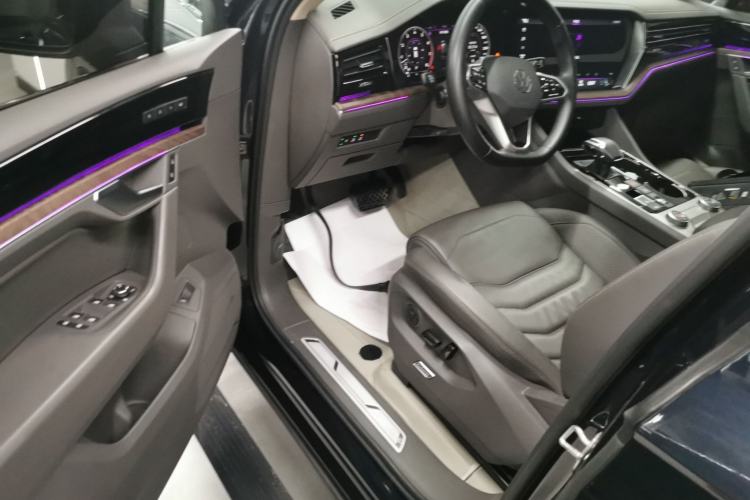 Used Volkswagen Touareg 2022 3.0 TSI Luxury Edition Black Diamond Sport Package Driver Seat