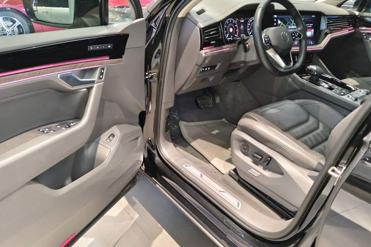 Used Volkswagen Touareg 2022 3.0 TSI Luxury Edition Black Diamond Sport Package Driver Seat