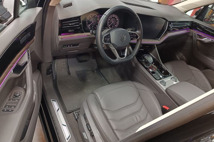 Used Volkswagen Touareg 2022 3.0 TSI Luxury Edition Black Diamond Sport Package Driver Seat
