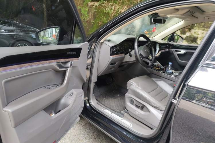 Used Volkswagen Touareg 2022 3.0 TSI Luxury Edition Black Diamond Sport Package Driver Seat