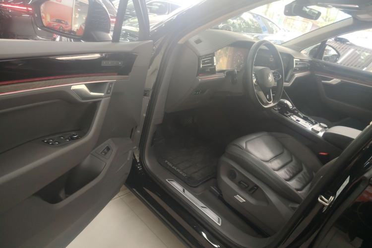 Used Volkswagen Touareg 2022 3.0 TSI Luxury Edition Black Diamond Sport Package Driver Seat