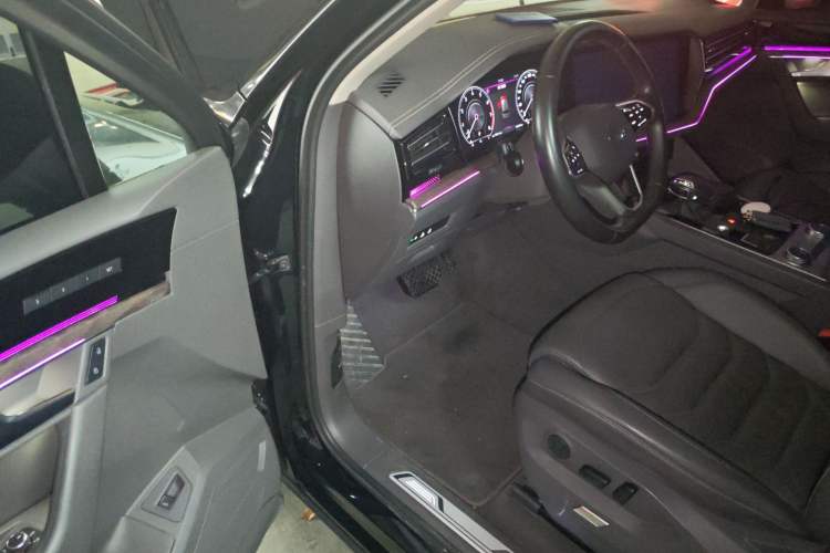 Used Volkswagen Touareg 2022 3.0 TSI Luxury Edition Black Diamond Sport Package Driver Seat