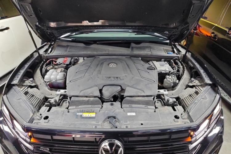 Used Volkswagen Touareg 2022 3.0 TSI Luxury Edition Black Diamond Sport Package Engine Bay
