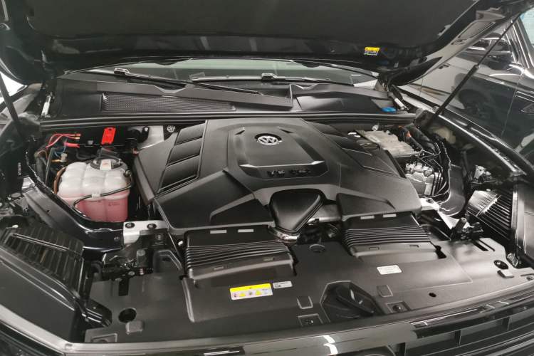 Used Volkswagen Touareg 2022 3.0 TSI Luxury Edition Black Diamond Sport Package Engine Bay
