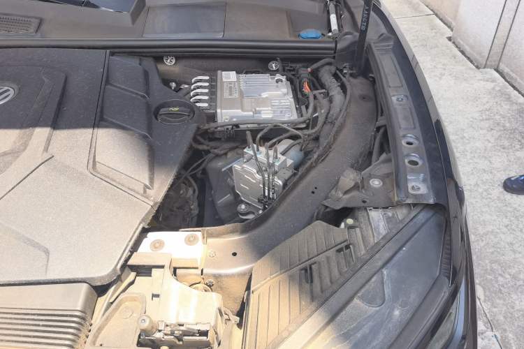 Used Volkswagen Touareg 2022 3.0 TSI Luxury Edition Black Diamond Sport Package Engine Bay Left