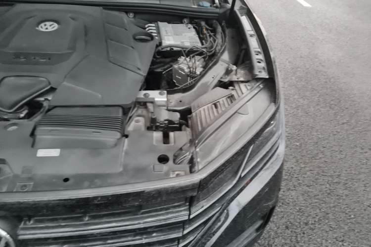 Used Volkswagen Touareg 2022 3.0 TSI Luxury Edition Black Diamond Sport Package Engine Bay Left