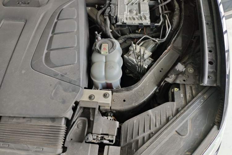 Used Volkswagen Touareg 2022 2.0 TSI Flagship Special Edition Engine Bay Left