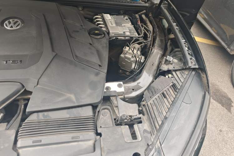 Used Volkswagen Touareg 2022 3.0 TSI Luxury Edition Black Diamond Sport Package Engine Bay Left