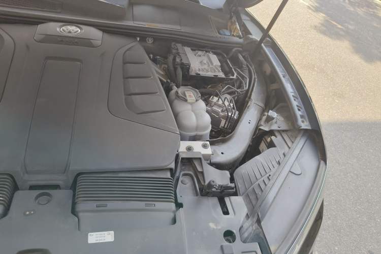 Used Volkswagen Touareg 2022 2.0 TSI Flagship Special Edition Engine Bay Left